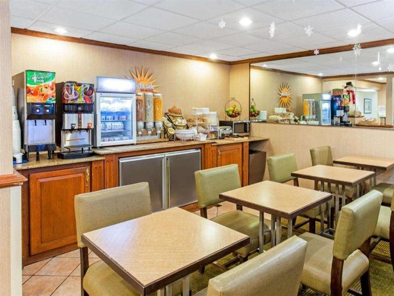 La Quinta Inn By Wyndham Milwaukee Airport / אוק קריק מראה חיצוני תמונה