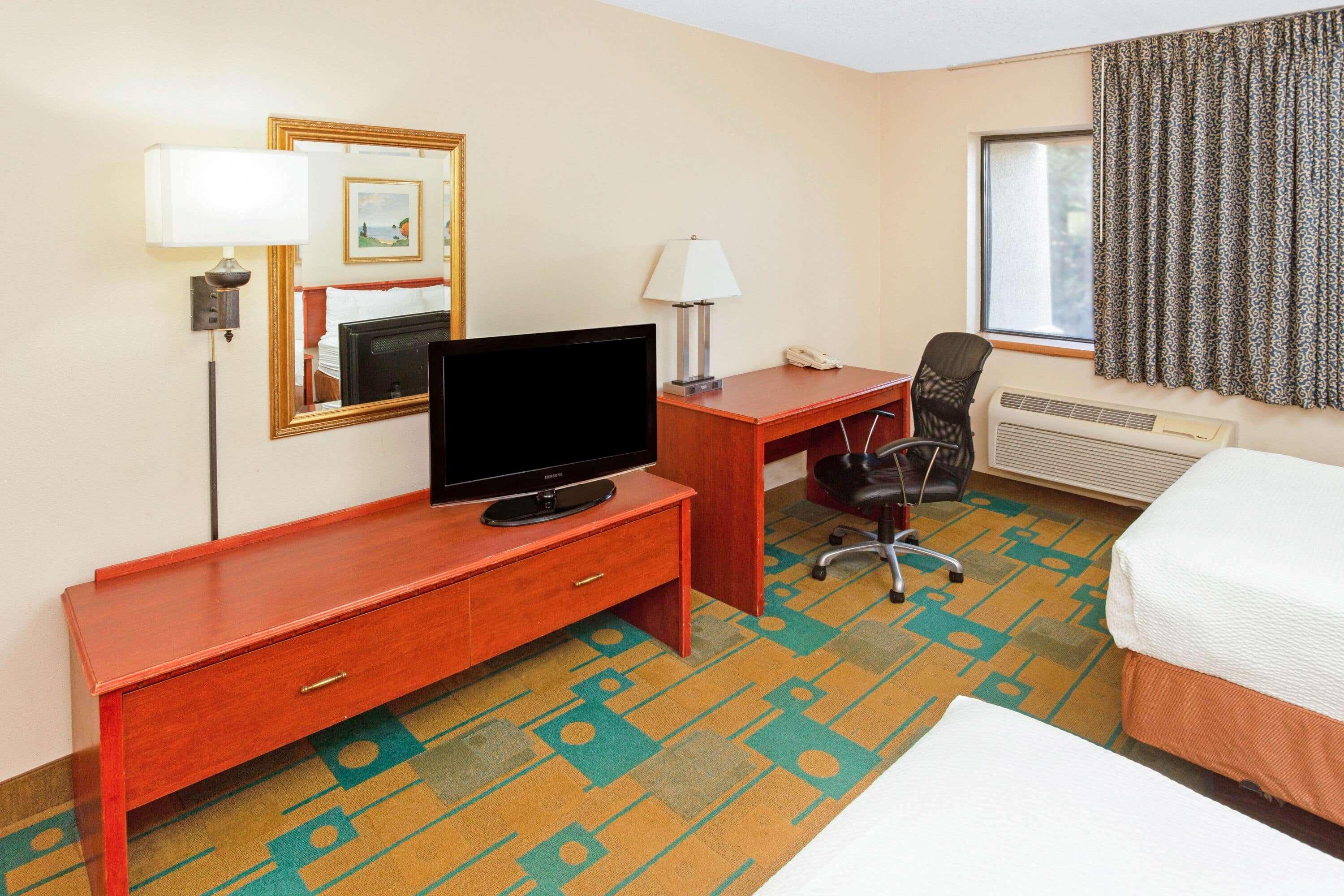 La Quinta Inn By Wyndham Milwaukee Airport / אוק קריק מראה חיצוני תמונה